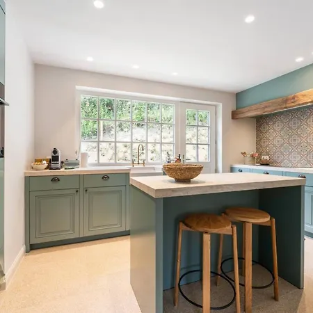 Manouchka In Luxury Seaside