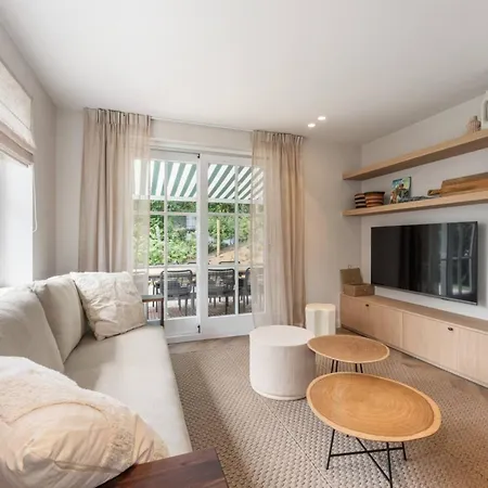 Manouchka In Luxury Seaside